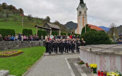 ČLANI GOVORNO-RECITACIJSKEGA KROŽKA Z RECITALOM ČUTNO NA KOMEMORACIJI V CERKNEM